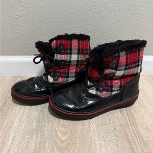 Storm by Cougar Plaid Faux Fur Duck Boots Women’s 8